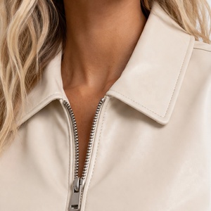 Chaqueta Bomber de Cuero Personalizada con Cremallera, Unisex, Peso Medio, Cuello Vuelto, Ribete Acanalado, Resistente al Viento e Impermeable - Product Image 4