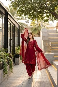 Ensemble prêt-à-porter entièrement cousu avec broderie de créateur, travail de sequins, détails découpés, haut en verre romain, bas Plazzo et dupatta. - Product Image 3