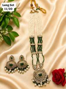 Parure de collier et boucles d'oreilles de mariée indienne haut de gamme, plaqué or antique, avec micro-incrustations Kundan, perles et motif floral long, style Polki - Product Image 3