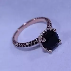 Anillo de compromiso con diamante negro simulado de corte redondo de 2 quilates, chapado en oro rosa de 14 quilates - Product Image 2