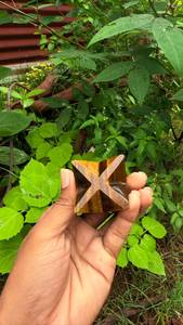 Étoile de Merkaba en œil de tigre, cristal fait main, géométrie sacrée, décoration énergétique pour la méditation, le yoga, la décoration spirituelle de la maison et comme cadeau - Product Image 4