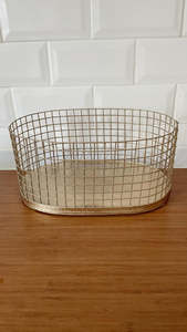 Panier en fil métallique plaqué or fait à la main avec un design élégant, parfait pour le stockage des fruits de cuisine et Hotelware - Product Image 4