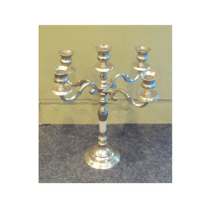Elegante Candelabro Decorativo Personalizable de Cinco Brazos, Acabado Plateado Pulido de Aluminio, Sin Plomo, Hecho a Mano, Decoración para el Hogar - Product Image 1