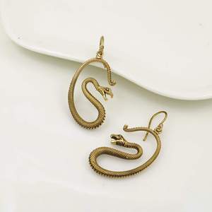 Pendientes Colgantes de Serpiente de Latón Chapado en Oro Antiguo, Joyería Vintage con Forma de Animal, Pieza de Moda Unisex de Tendencia - Product Image 1