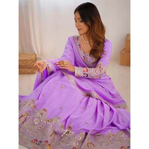Lehenga Choli de Crepé con Lentejuelas Color Lavanda para Damas de Honor con Dupatta - Talla Grande, Estilo Vintage, Sin Tirantes, Satinado - Product Image 4