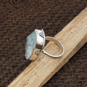 Anillo de Boda Clásico de Plata de Ley Hecho a Mano con Engaste de Bisel de Aguamarina, Gema Natural con Borde Punteado, Piedra de Nacimiento de Marzo - Product Image 1