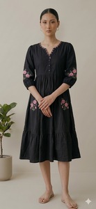Robe midi rose en forme de A avec broderie florale, manches trois quarts, coupe ample, style décontracté printemps, robe en coton tissé pour femmes - Product Image 3