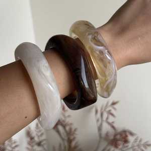 B.H CRAFTS Bracelet manchette vintage en résine, gris marbré, forme géométrique, bijou de mode unisexe, accessoire tendance, certifié IGI - Product Image 5