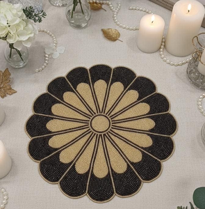 Salvamantel de Girasol Amarillo Hecho a Mano con Cuentas por Blossom Craft India - Product Image 5