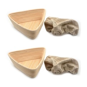 Cesta triangular de madera para fermentar pan con forro reutilizable de ratán de color natural para hacer pan. - Product Image 1