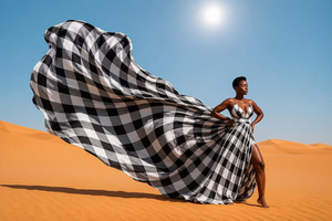 Robe longue maxi élégante pour femme, style indo-occidental, à carreaux noirs et blancs, avec col halter croisé - Product Image 4
