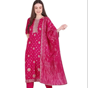 Conjunto de traje SAZU fucsia Chanderi con estampado floral y detalles bordados, elegante conjunto de kurta, pantalón y dupatta en color rosa fucsia. - Product Image 1