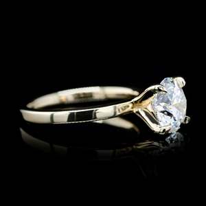 Anillo de cóctel de platino 950 con moissanita ovalada solitaria, estilo bohemio, engaste de garras, fabricado a medida, global, de fabricante de joyería fina. - Product Image 3