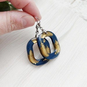 Boucles d'oreilles en résine faites à la main, forme ovale, bleu et or, bijoux tendance - Product Image 3