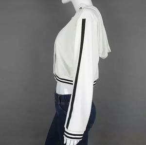 Sudadera con capucha corta de forro polar para mujer al por mayor, con mangas de rayas en contraste, estilo urbano, jersey con logo personalizado, sudadera con capucha de invierno - Product Image 4