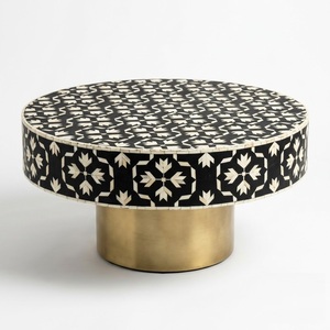 Mesa de Centro de Lujo con Incrustaciones de Hueso en Blanco y Negro, Mesa Redonda Hecha a Mano con Base de Pedestal de Latón Antiguo Cepillado - Product Image 1