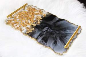 Bandeja de resina de mármol blanco y negro grande, hecha a mano, de lujo, minimalista y decorativa, con asas y detalles dorados. - Product Image 6