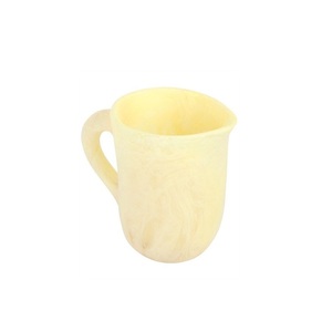 Carafe en résine de luxe de designer avec finition haut de gamme pour la décoration intérieure contemporaine, la restauration et le service de boissons - Product Image 3