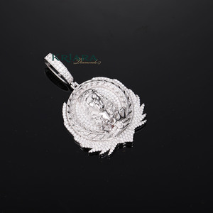 Pendentif Couronne Religieuse en Argent 925 Plaqué Rhodium/Or avec Moissanite Ronde Taille Brillant, Breloque Thème Unisexe - Product Image 1