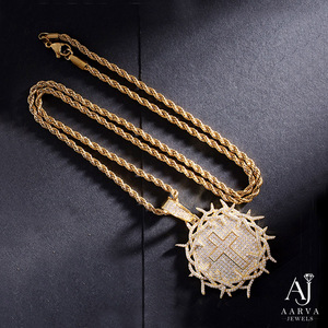 Collier pendentif croix couronne d'épines plaqué or, micro-pavé de cristaux et strass, bijou de charme chrétien - Product Image 4