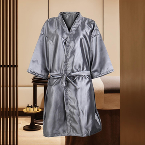 Nouvelle conception – Kimono de coiffure confortable en polyester imperméable avec poches pour les clients de salons de beauté et spas - Product Image 6