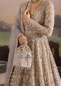 Robe de mariée grise en dentelle, coupe trapèze, longueur ras du sol, broderie main, manches longues, col montant, ornée de cristaux, traîne balayante - Product Image 2