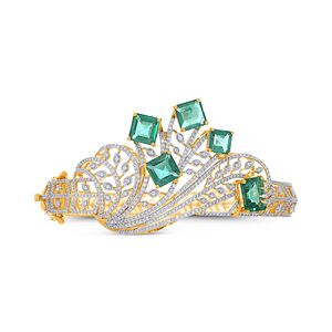 กำไลข้อมือทองคำ 18K ประดับมรกตและเพชร ดีไซน์ลายฉลุและลายดอกไม้สุดหรู - Product Image 2