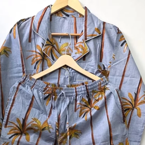 Ensemble de pyjama de luxe élégant et artisanal en coton bleu pour femme, imprimé palmiers tropicaux, col à revers, taille élastique - Product Image 1