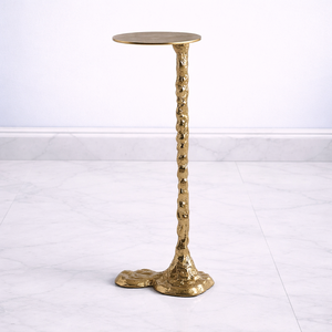 Table d'appoint martelée artisanale, avec piétement sculptural fin, plateau rond, base stable, gain de place, pièce d'exception pour intérieurs de luxe - Product Image 1