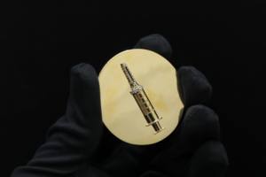 Pendentif Urban Phantom personnalisé en alliage plaqué or avec diamants glacés - Product Image 2