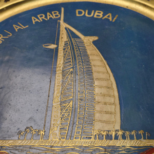 Souvenir Burj Al Arab Dubaï, plaque murale décorative en laiton, plat décoratif vintage en émail doré pour la décoration intérieure du Moyen-Orient - Product Image 3
