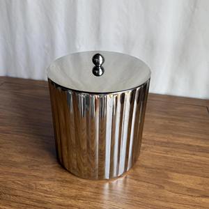 Cubo de hielo de metal con acabado plateado de lujo y tapa, perfecto para bares domésticos, bares de hoteles y uso como regalo. Venta al por mayor desde India. - Product Image 3