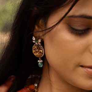 Juego de pendientes colgantes de Ganesh con acabado dorado y perlas, joyería festiva india tradicional, artesanía de la diosa Lakshmi - Product Image 1