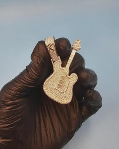 Colgante de guitarra de lujo chapado en oro de 18 quilates con moissanita de corte brillante redondo y micro pavé, dije temático de hip hop para unisex - Product Image 1
