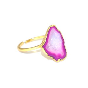 Bague classique en laiton plaqué or 24 carats avec pierre unique géode druse rose naturelle au design intemporel, bijoux en gros pour femmes et jeunes filles - Product Image 2