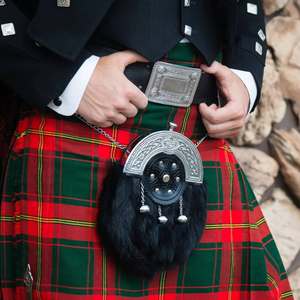 Boucle de ceinture en métal ornée pour kilt écossais Eoin Winston Sports, motif tartan, accessoire formel rouge et vert à carreaux - Product Image 1