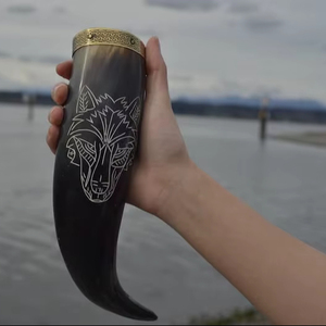 Cuerno para beber de lobo con forma natural, grabado a mano, ecológico, con borde y punta de latón o solo borde de latón, con soporte de madera. - Product Image 1