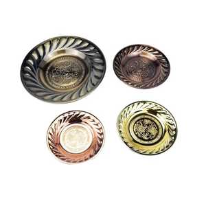 Plateau de service de luxe en laiton doré, bord cannelé, plat rond en métal, élégant pour la table, centre de table décoratif à motif floral en relief - Product Image 2