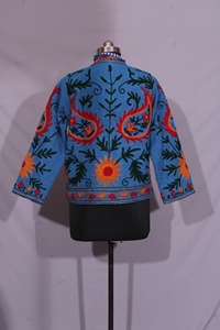 Veste TNT brodée Suzani bleue faite à la main – Motif floral folklorique sur le manteau. - Product Image 4