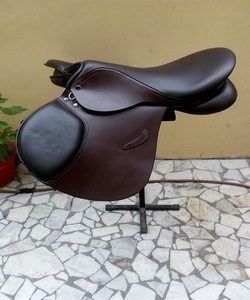 Selle de dressage anglaise en cuir noir avec arceau en bois, taille personnalisée, pour l'équitation, fabriquée par Equine Riding House Kanpur - Product Image 3