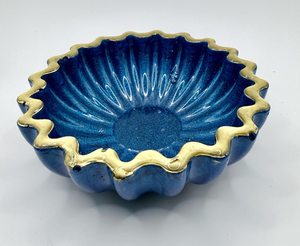 Bol en verre et résine bleue fait main – Plat de rangement à bord doré – Décoration artisanale scintillante - Product Image 3