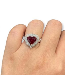 Anillo de compromiso y aniversario para mujer, con rubí en forma de corazón certificado por IGI y halo de diamantes naturales en oro macizo de 14K. - Product Image 5