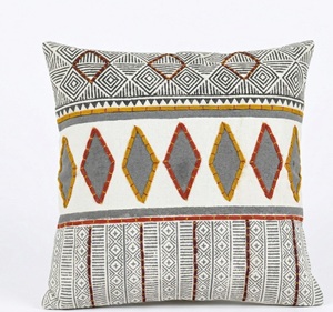 Housse de coussin carrée brodée à motif tribal géométrique en gris, blanc cassé, orange et jaune moutarde, vente en gros 18x18 - Product Image 4