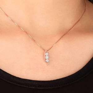 Elegante Collar con Colgante de Tres Diamantes para Mujer – Joyería Minimalista de Diamantes en Oro Rosa para Uso Diario - Product Image 1