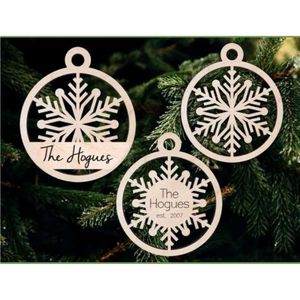 เครื่องประดับตกแต่งคริสต์มาสรูปเกล็ดหิมะไม้แกะสลักด้วยเลเซอร์แบบขายส่ง ปรับแต่งชื่อได้ จี้ห้อยต้นไม้ครอบครัว ของตกแต่งวันคริสต์มาส - Product Image 1