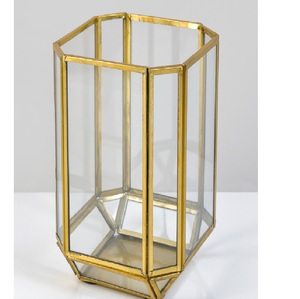 Portavelas de cristal dorado con diseño único, marco cuadrado de metal, estilo huracán, para decoración del hogar y centros de mesa para bodas. - Product Image 3