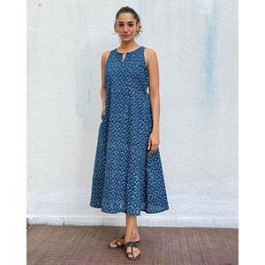 Vestido midi de algodón estampado índigo sin mangas para mujer, vestido casual de verano con corte en A y bolsillos. - Product Image 1