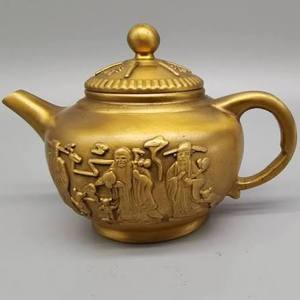 Théière traditionnelle chinoise en métal avec couvercle et poignée, design en relief couleur or - Product Image 1