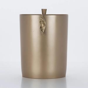 Poubelle élégante en métal noir avec motif feuille, idéale pour la maison, le bureau, la chambre, la salle de bain et l'aménagement intérieur, provenant d'Inde - Product Image 3