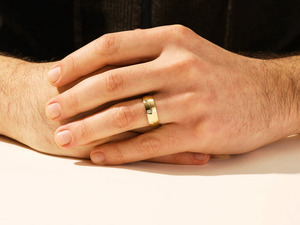 Anillo de boda de oro amarillo con diamantes cultivados en laboratorio para hombre - Product Image 4